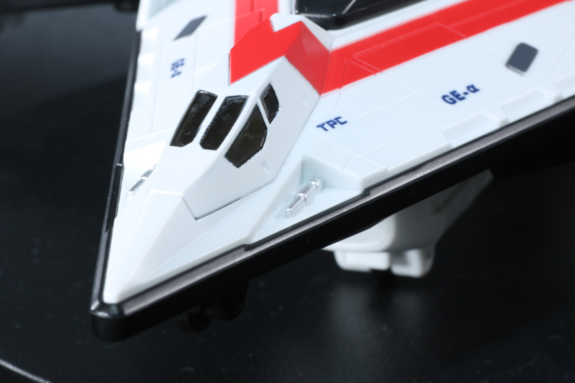 ウルトライドクロニクル版（右）ではコックピットの形状などがよりシャープに