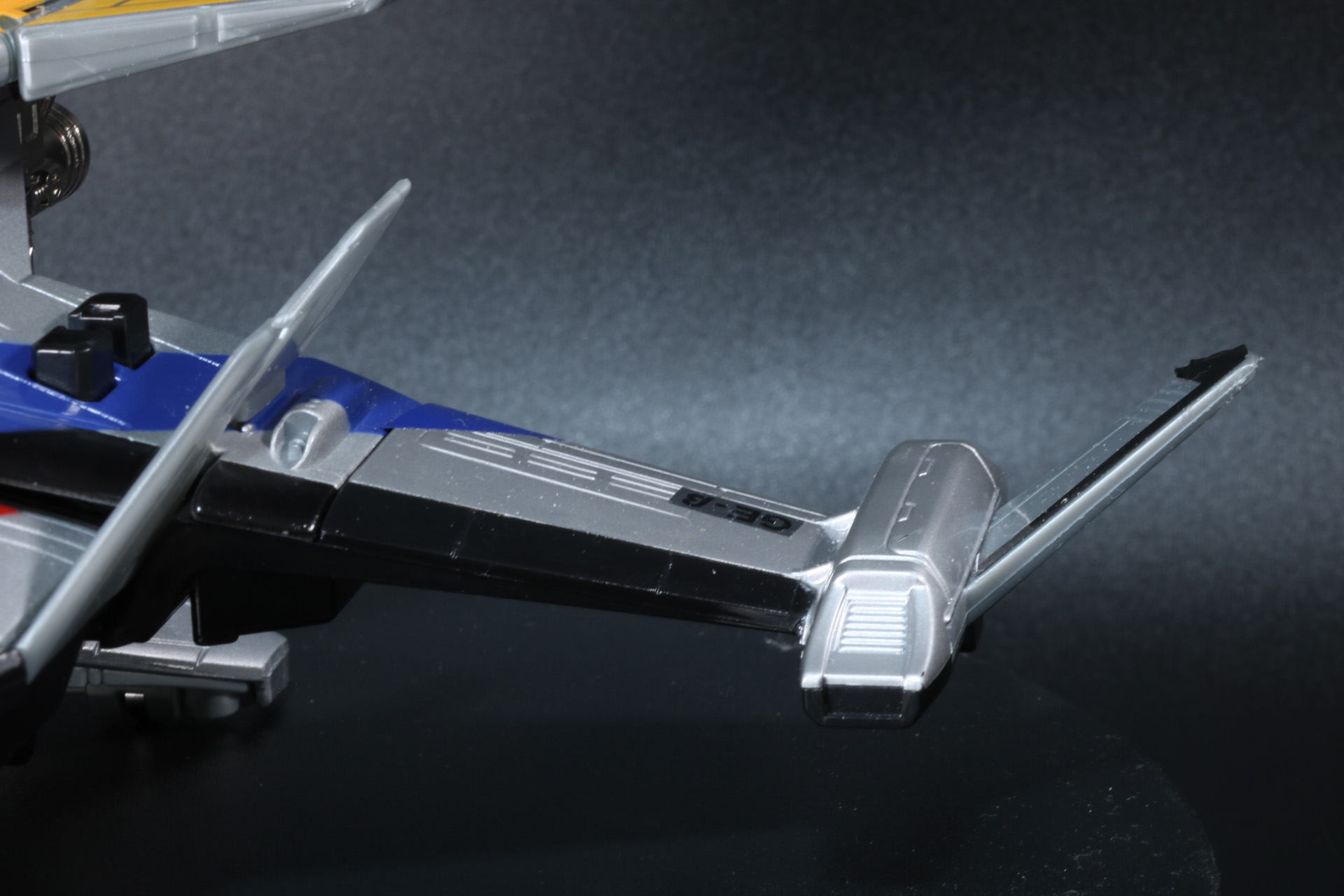 ウルトライドクロニクル版（右）ではβ号のウイングの形状が劇中に近い印象に