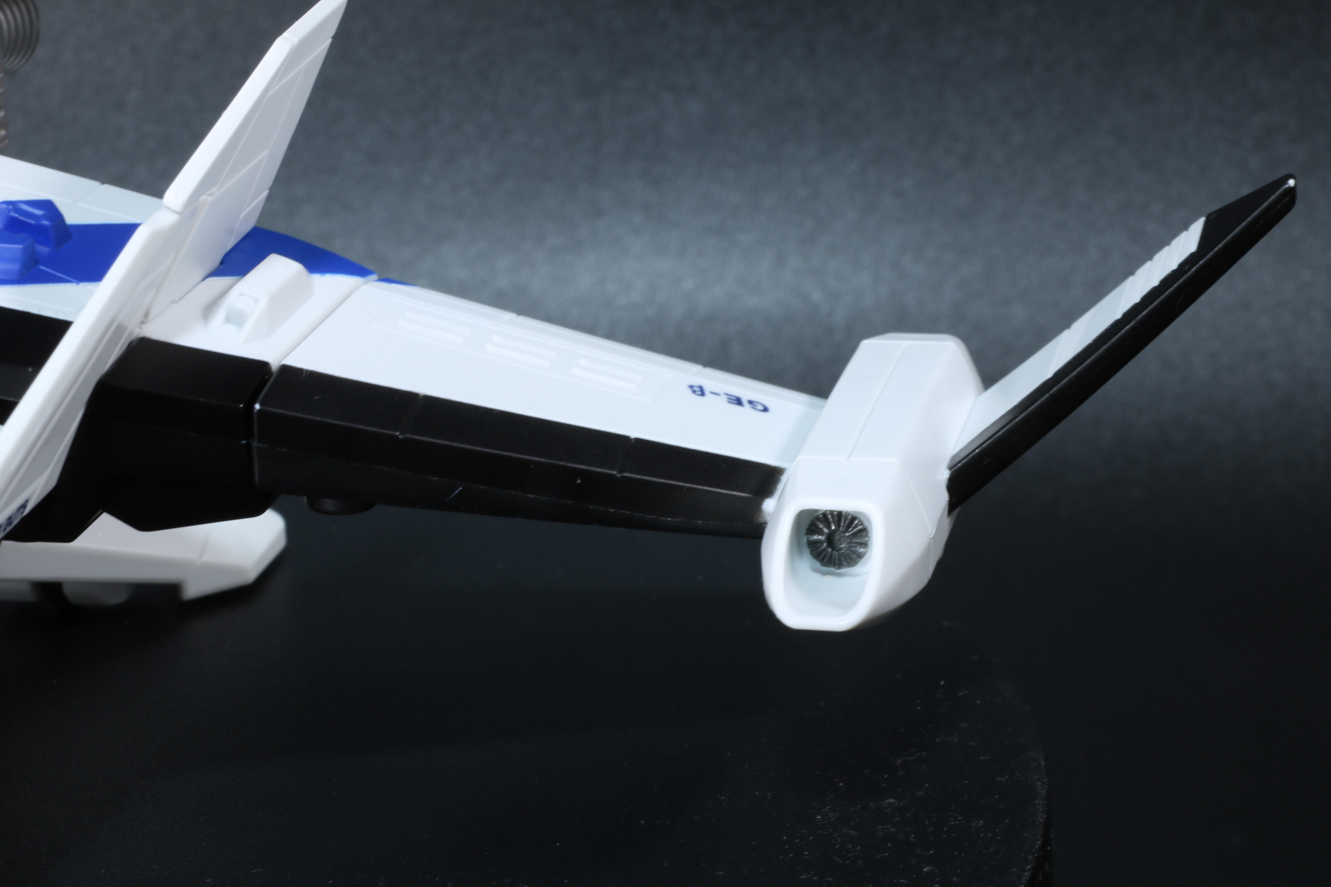 ウルトライドクロニクル版（右）ではβ号のウイングの形状が劇中に近い印象に