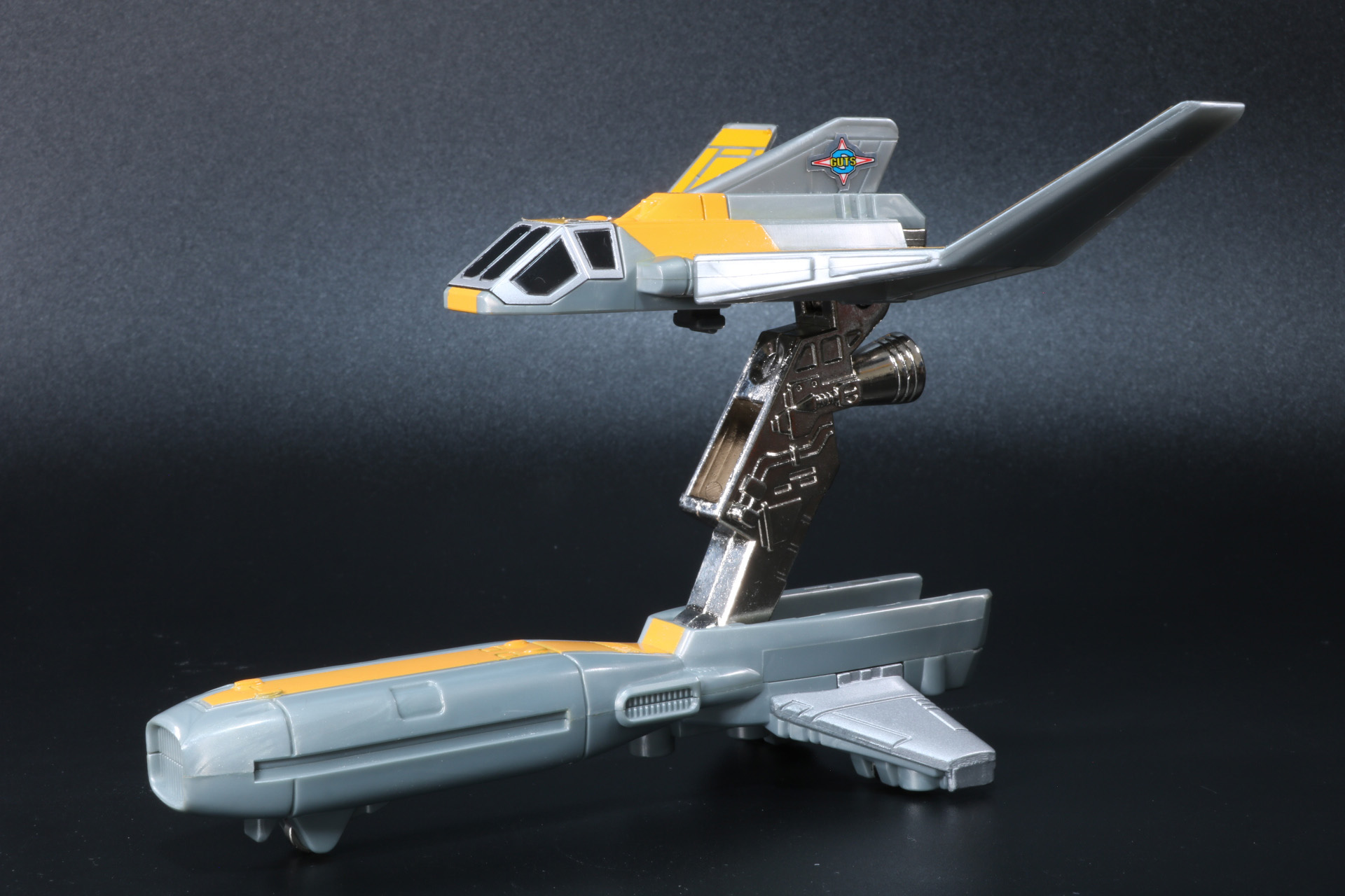 SGM版（左）ではコックピット部分が繋がり展開。ウルトライドクロニクル版では形状重視でコックピット部分を分割する形となっている