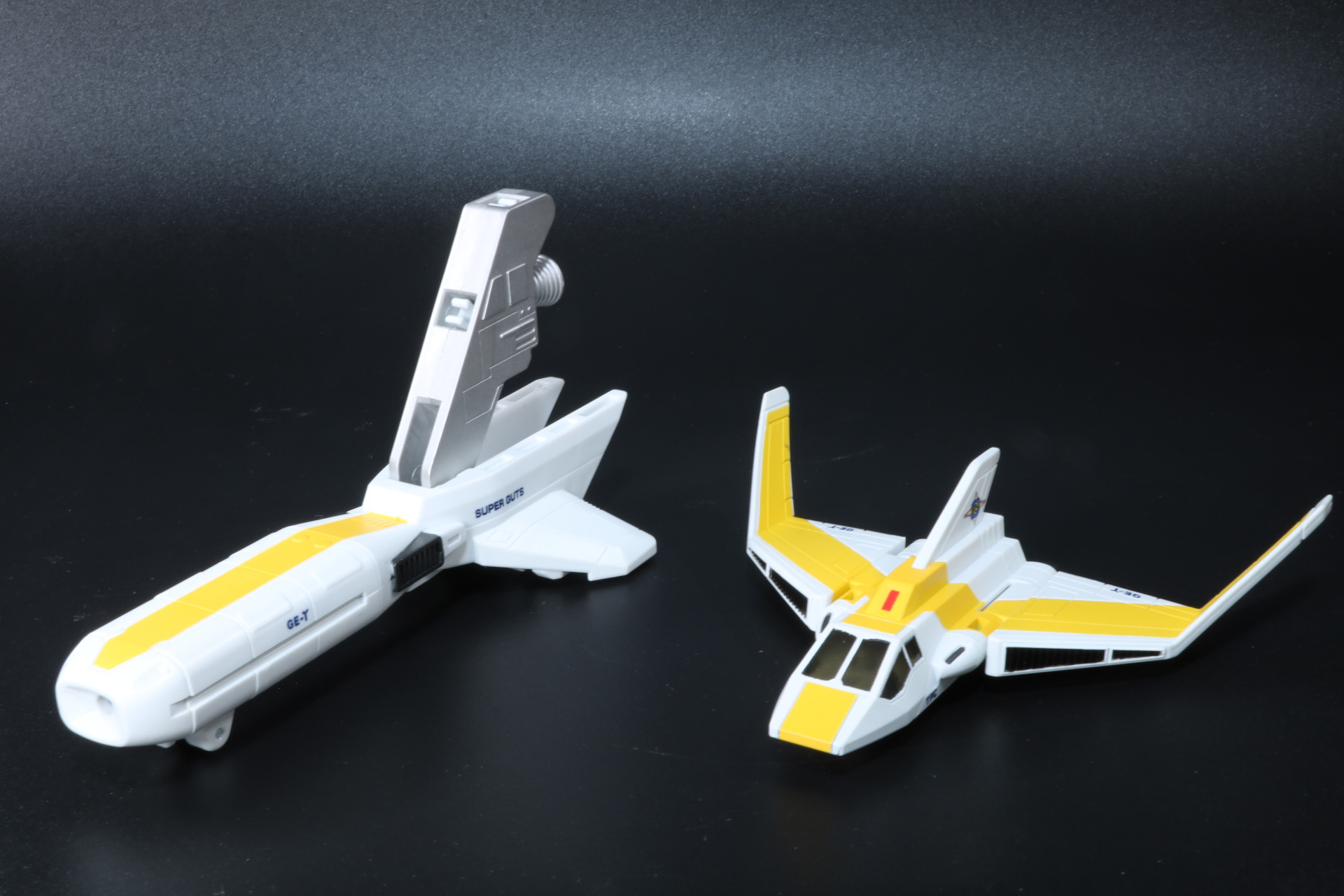 SGM版（左）ではコックピット部分が繋がり展開。ウルトライドクロニクル版では形状重視でコックピット部分を分割する形となっている