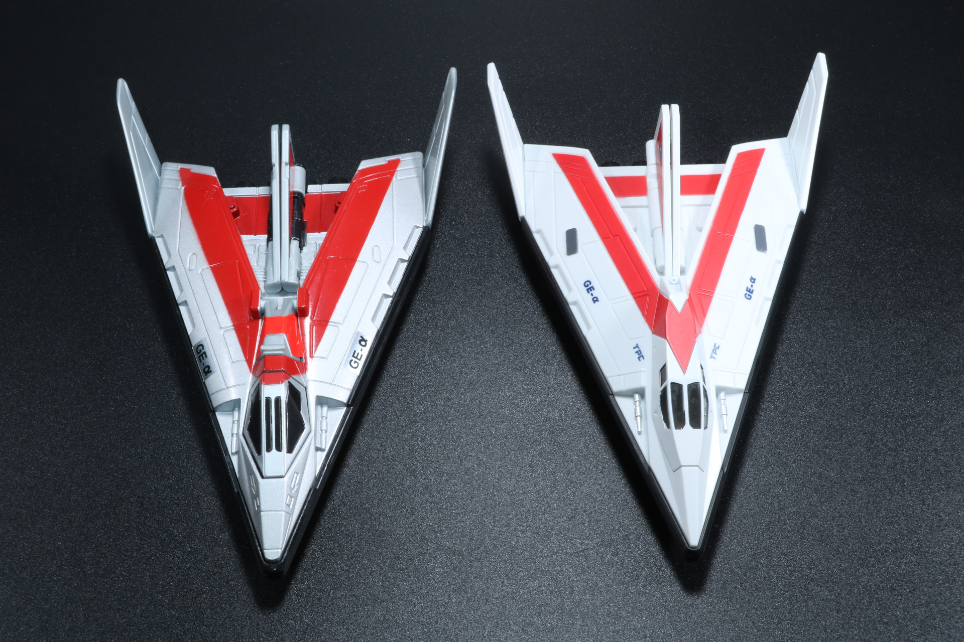 α号のSGM版（左）とウルトライドクロニクル版（右）比較。ウルトライドクロニクルのα号本体サイズはW約100mm×H約30mm×D約155mm