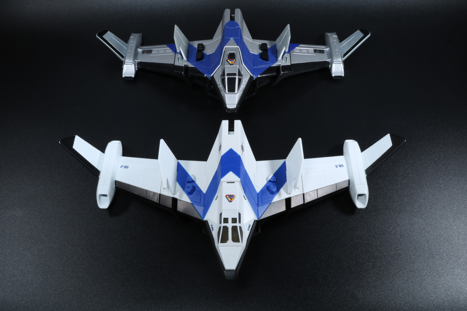 β号のSGM版（上）とウルトライドクロニクル版（下）比較。ウルトライドクロニクルのβ号本体サイズはW約280mm×H約60mm×D約140mm