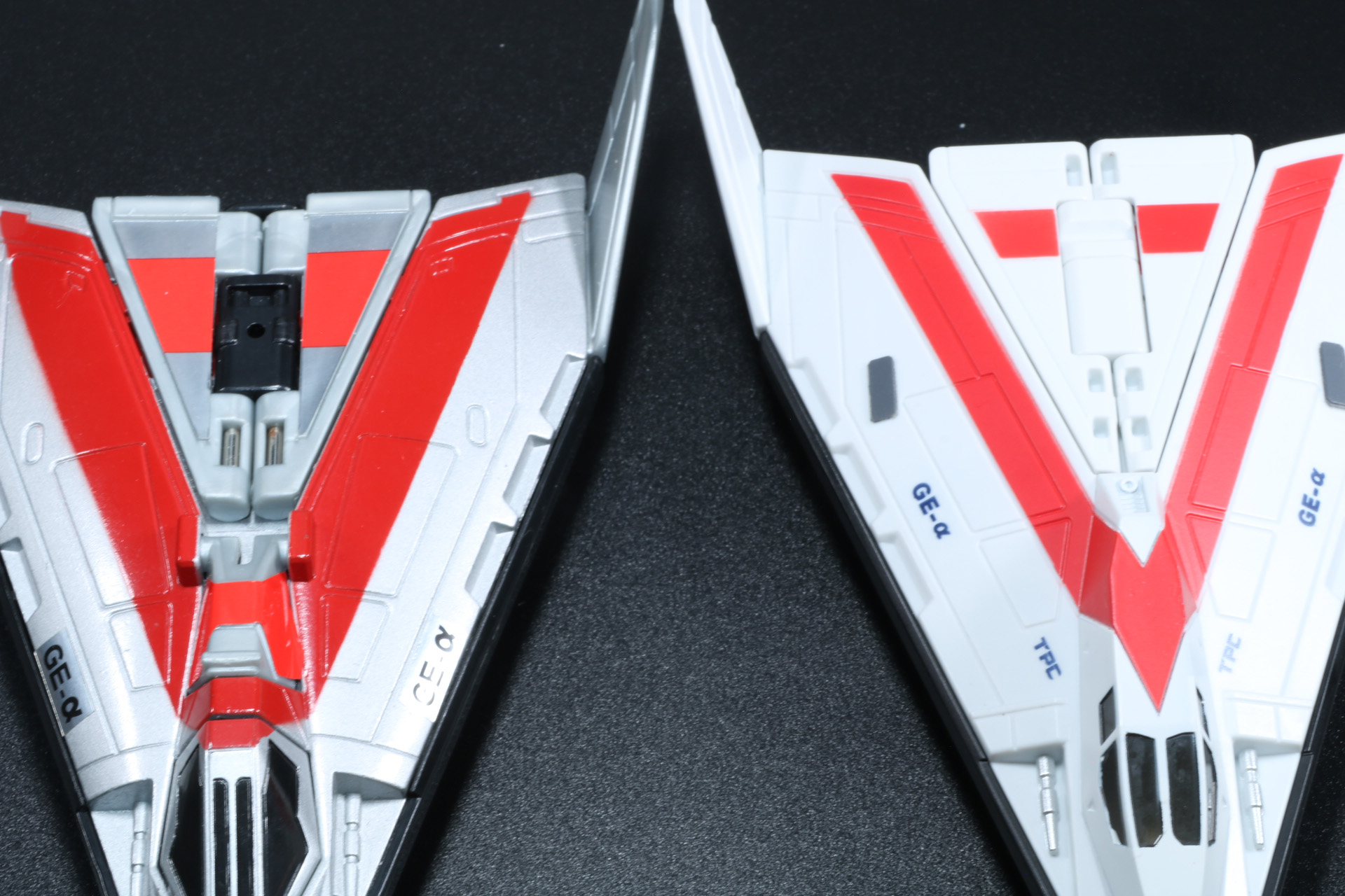 α号の赤いラインなどの塗装部分もSGM版（左）とウルトライドクロニクル版（右）で違いがわかる