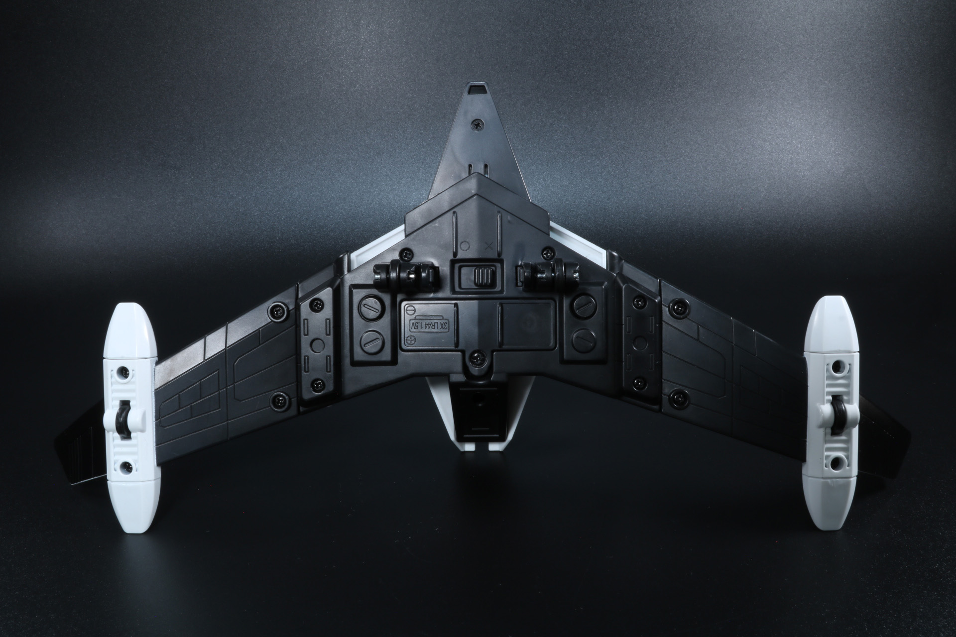 β号のウイング裏の肉抜きも改良され、劇中の戦闘機らしいシルエットを追求。SGM版（左）とウルトライドクロニクル版（右）