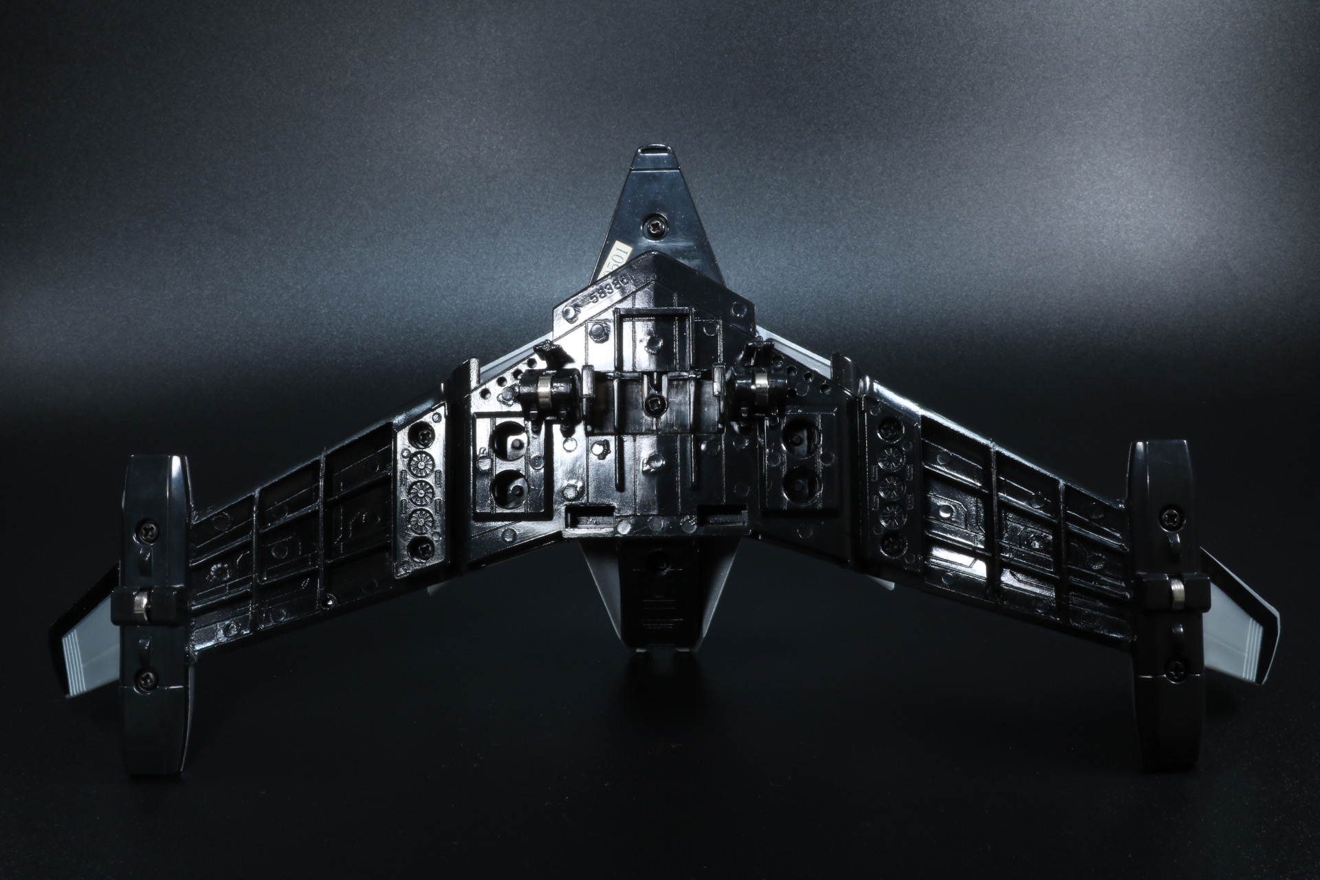 β号のウイング裏の肉抜きも改良され、劇中の戦闘機らしいシルエットを追求。SGM版（左）とウルトライドクロニクル版（右）