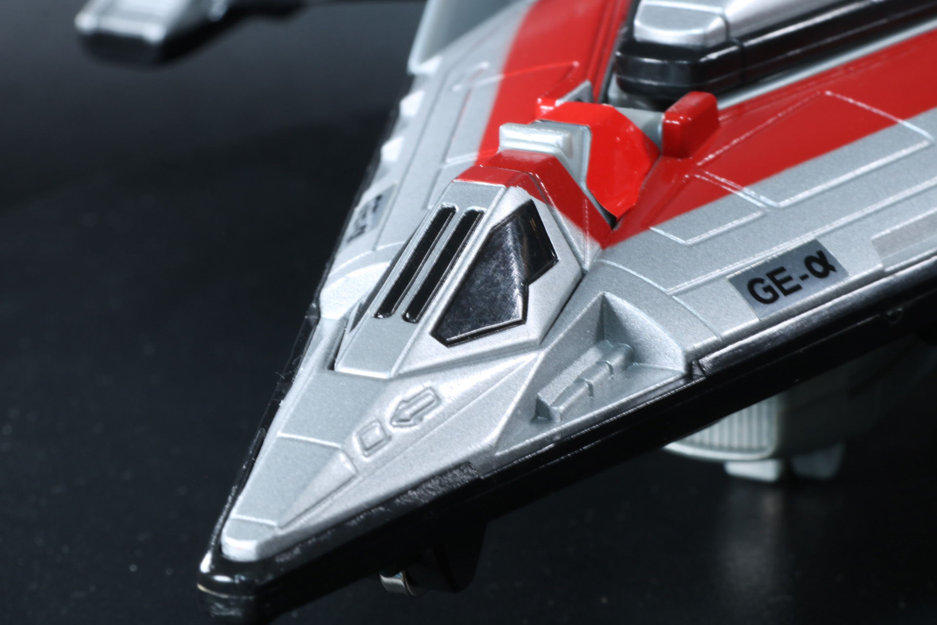 ウルトライドクロニクル版（右）ではコックピットの形状などがよりシャープに