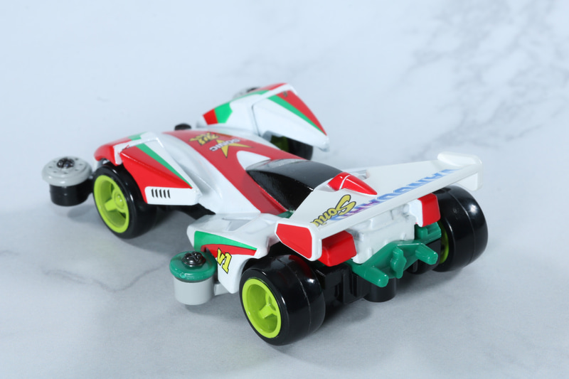 大型のウイングで存在感ある造形が再現されている