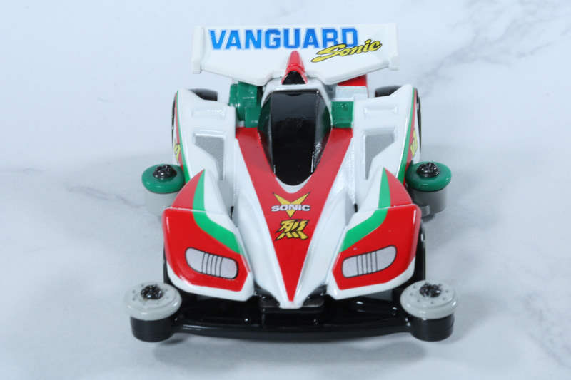 大型のウイングで存在感ある造形が再現されている