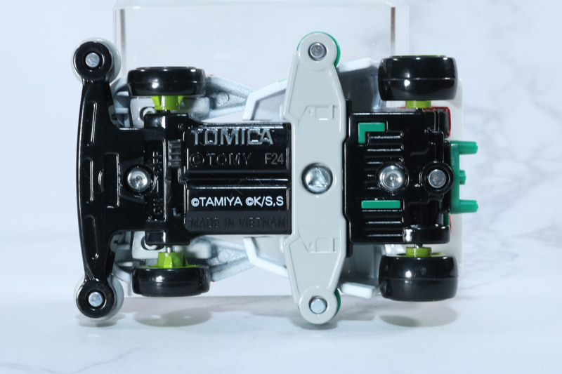 シャーシのサイドガードは追加パーツらしい造形再現となっている