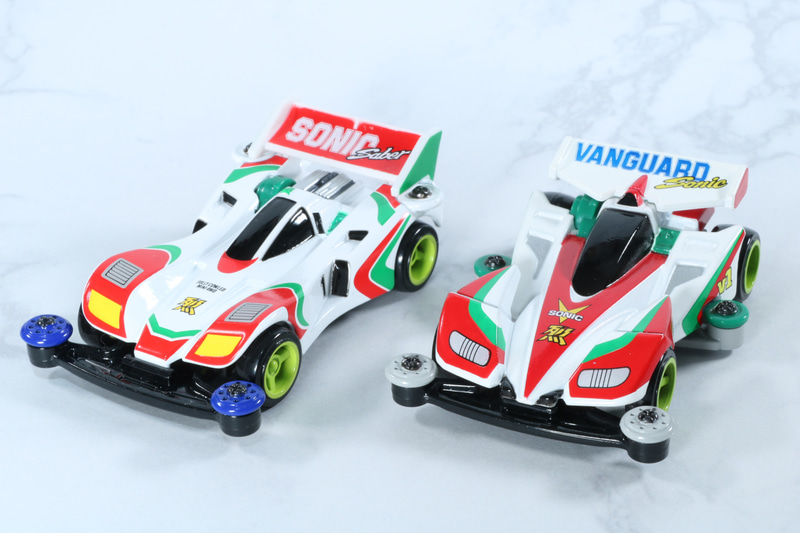 「トミカプレミアム unlimited 爆走兄弟レッツ＆ゴー!! ミニ四駆 ソニックセイバー」（左）と「トミカプレミアム unlimited 爆走兄弟レッツ＆ゴー!! ミニ四駆 バンガードソニック」（右）