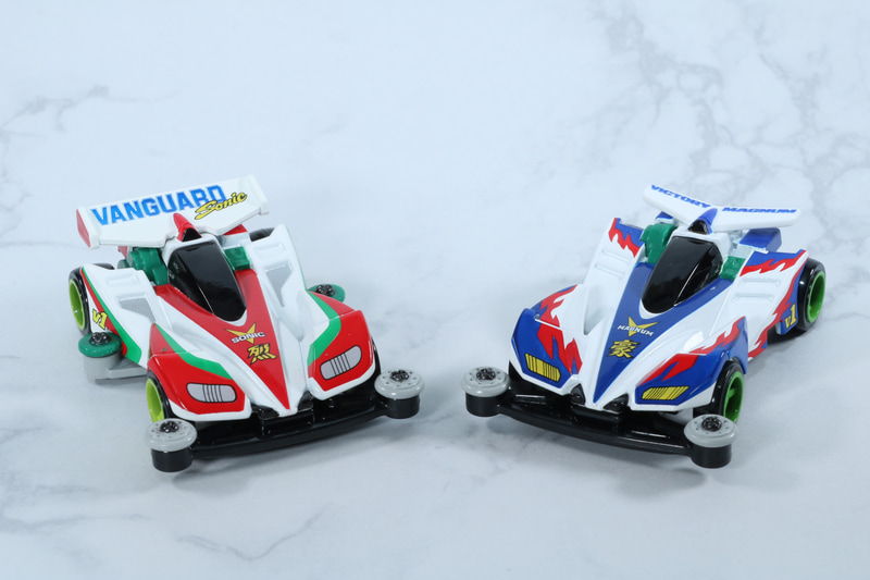 「トミカプレミアム unlimited 爆走兄弟レッツ＆ゴー!! ミニ四駆」よりバンガードソニック（左）とビクトリーマグナム（右）