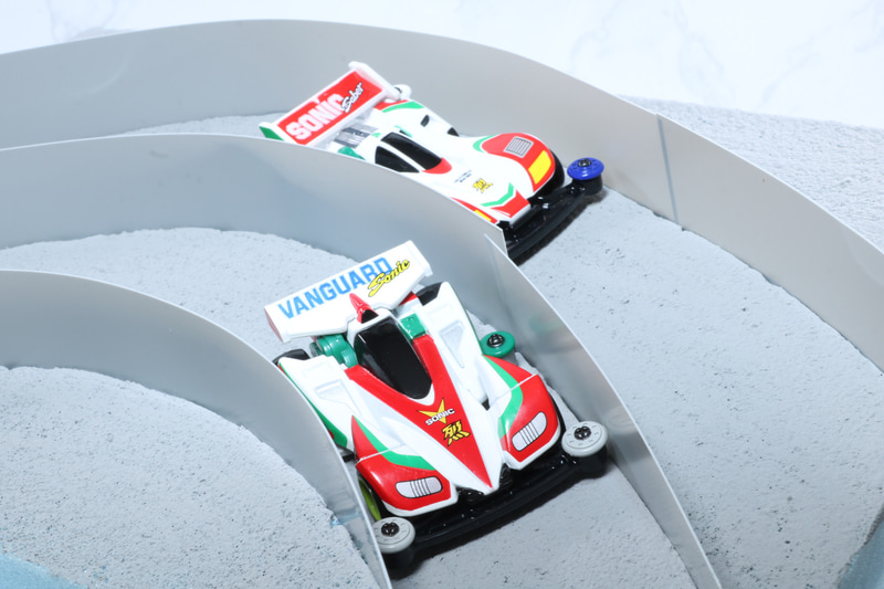 左右に揺さぶる激しいコーナー争いだ