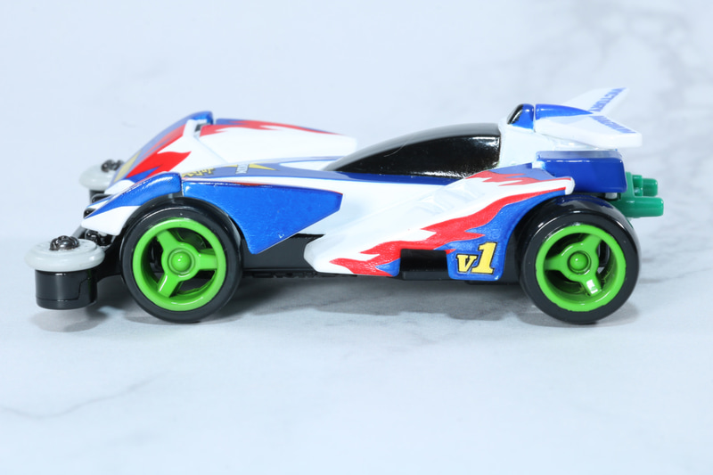 裏面もシャーシ造形が再現されている