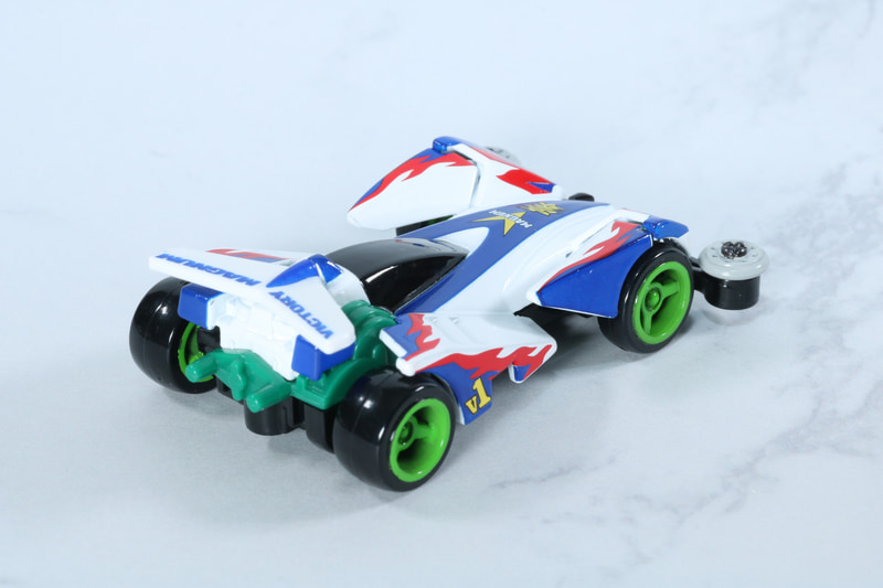 シャープなボディ造形やボディとシャーシを止めるパーツも再現されている