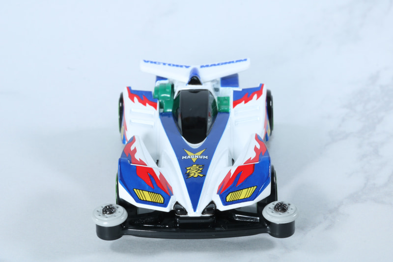 V字に伸びるボディラインも再現