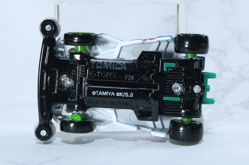 裏面もシャーシ造形が再現されている