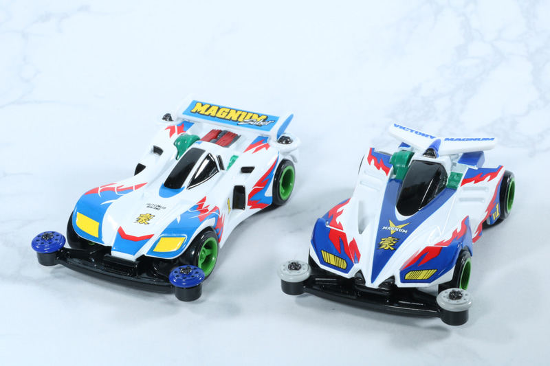「トミカプレミアム unlimited 爆走兄弟レッツ＆ゴー!! ミニ四駆 マグナムセイバー」(左）と「トミカプレミアム unlimited 爆走兄弟レッツ＆ゴー!! ミニ四駆 ビクトリーマグナム」（右）