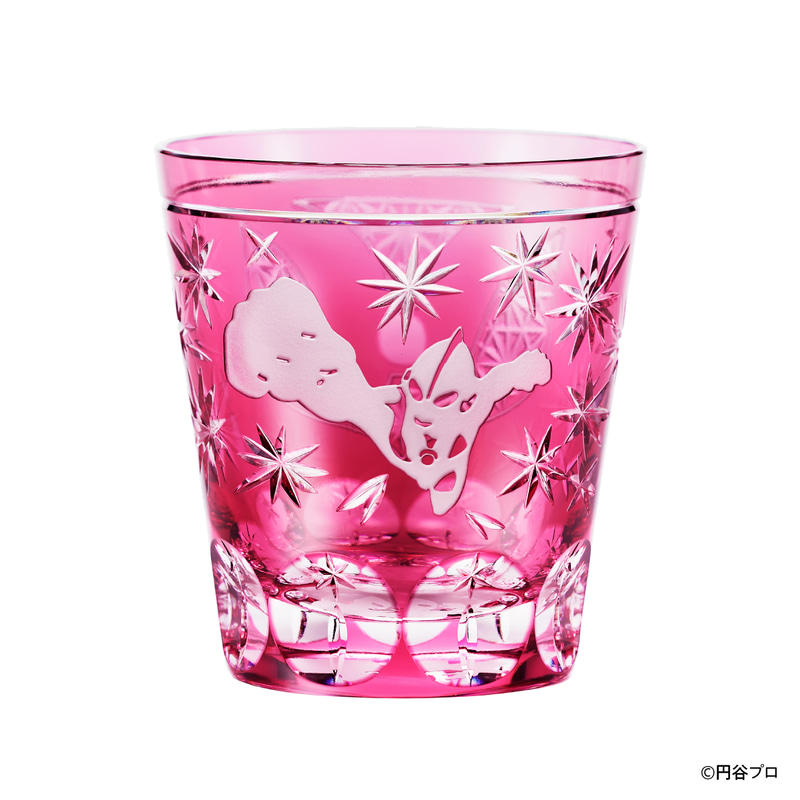 ウルトラマンの周りには、正義の光を放つ星型の切子カットが施されている