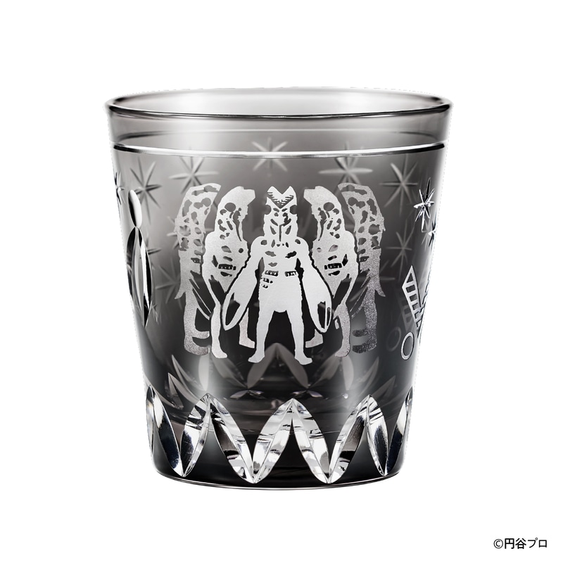 ずらりと分身が並んだ不気味なシーンを、漆黒の色被せガラスにサンドブラストの絶妙なグラデーションで巧みに表現