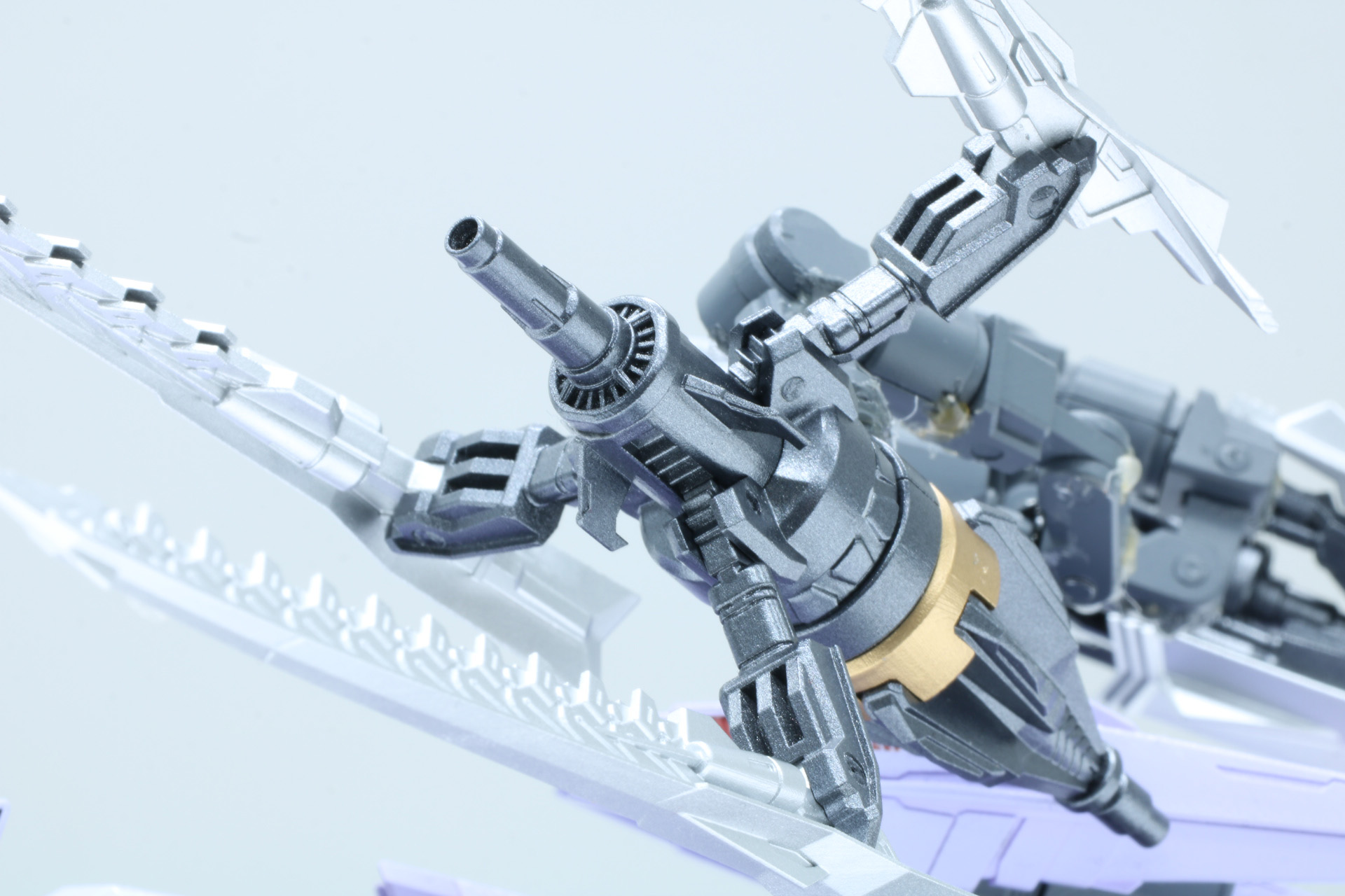 クローの展開と連動し、砲身が伸縮する