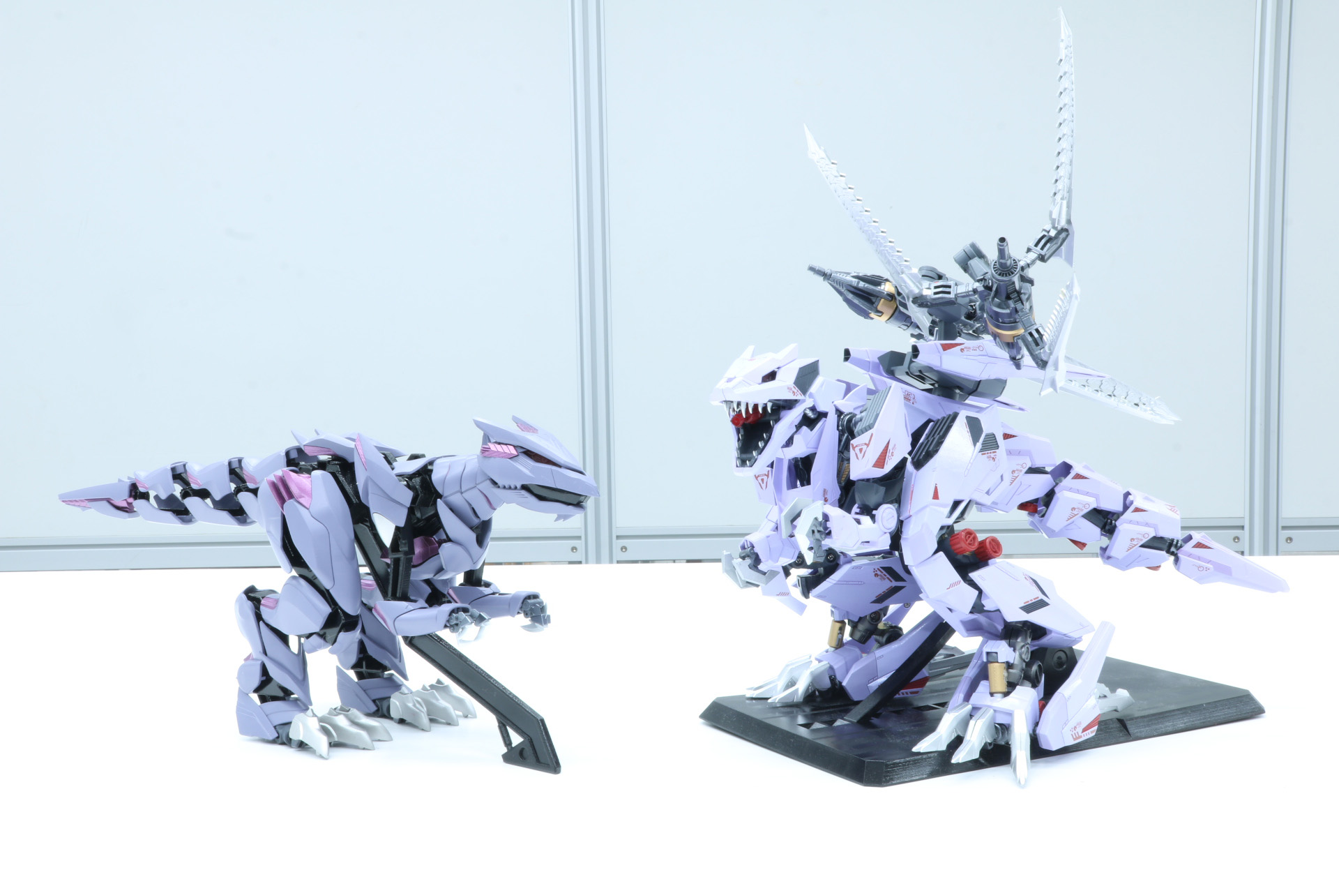 アダマスマキナで立体化された“野生体”のバーサークフューラー（左）と兵器化した完全体のバーサークフューラー（右）