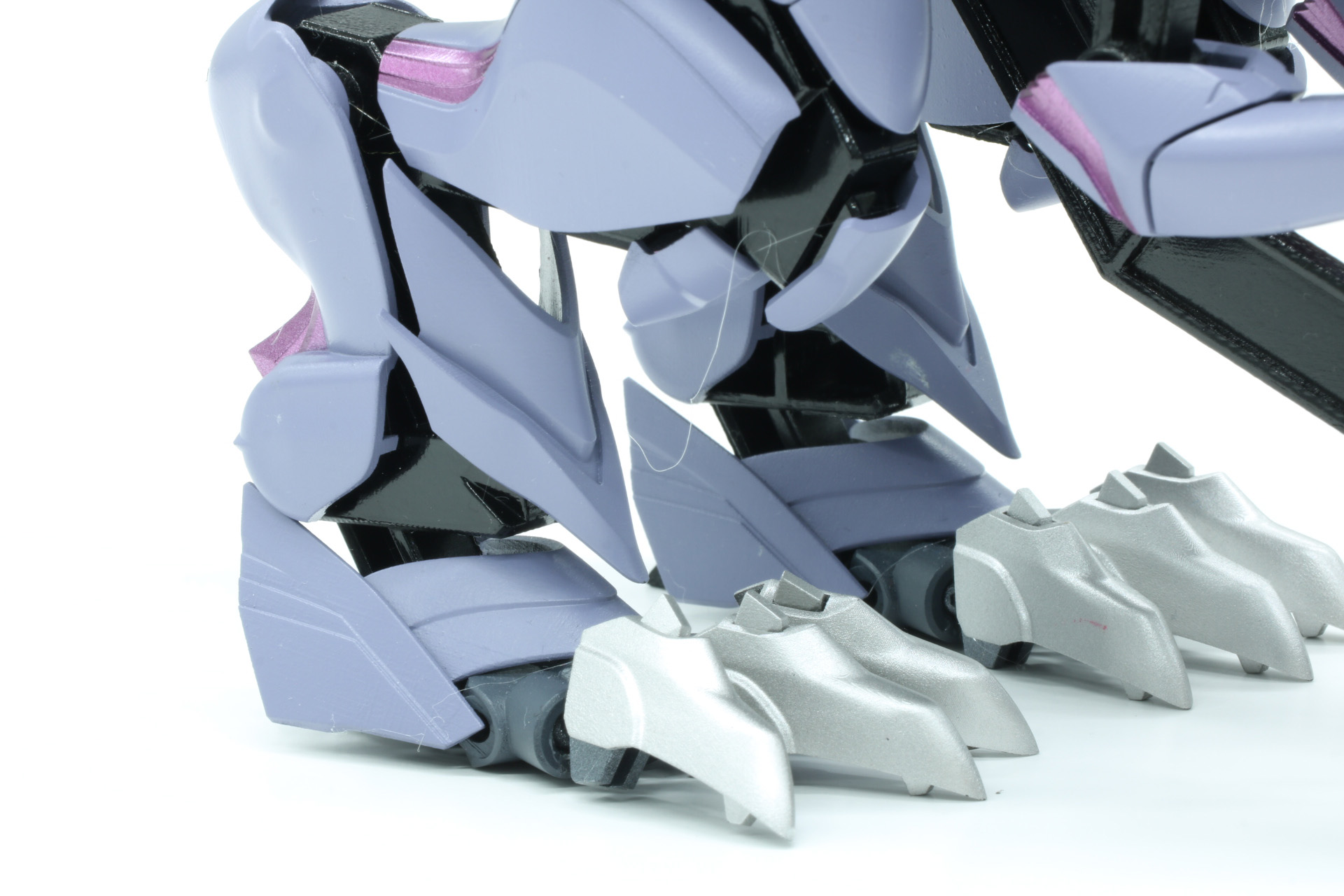 要所に入っているメタリック部分の一部は塗装で表現されている