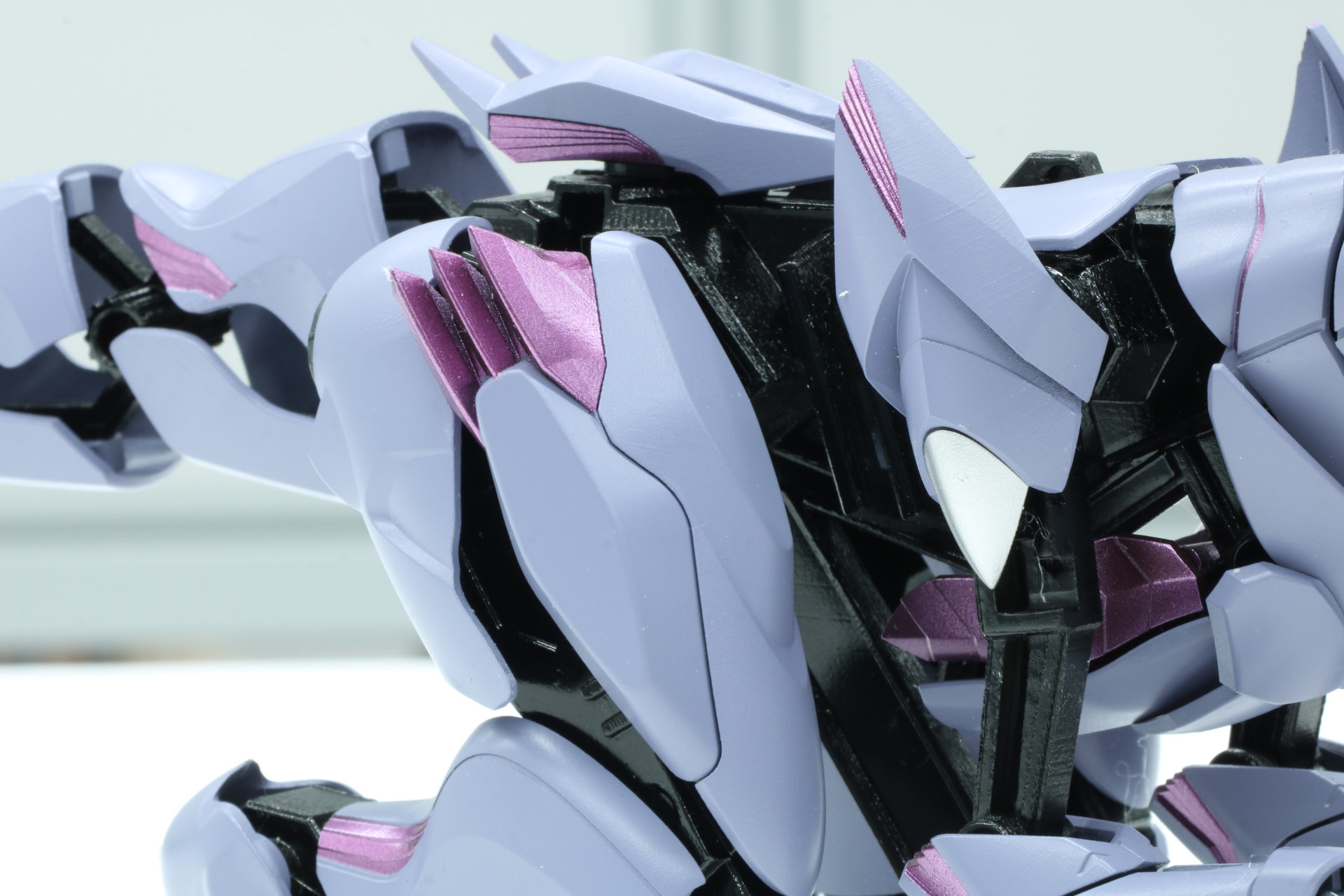 要所に入っているメタリック部分の一部は塗装で表現されている