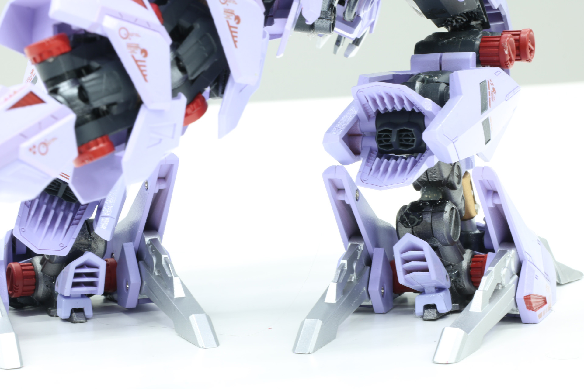 脚部のアンカー展開も再現されている