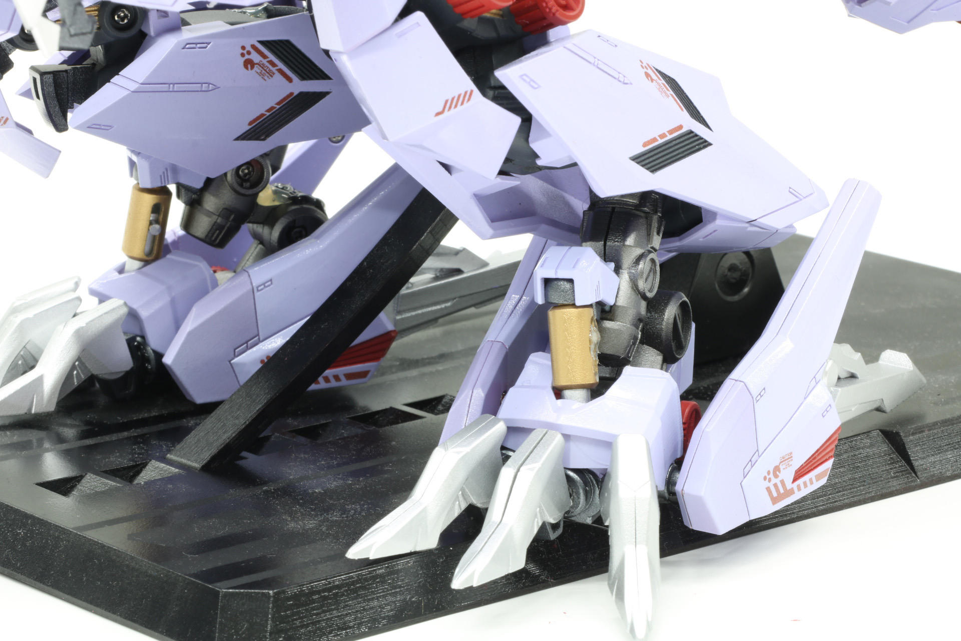 強靭な脚部の足の付け根などにダイキャストを使用