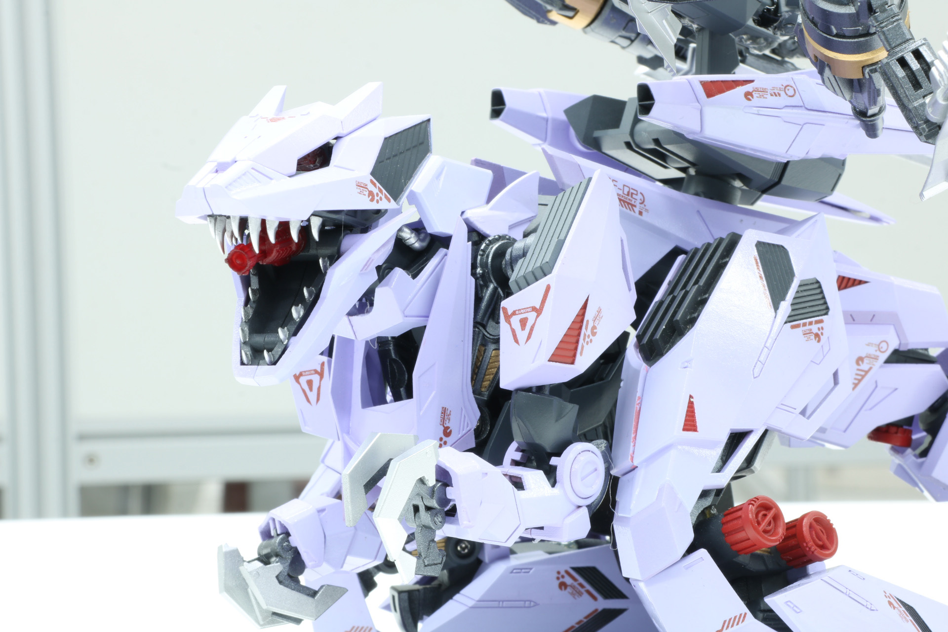 「AMZ-01 バーサークフューラー」は全長約350mmで「超合金 RZ-041 ライガーゼロ」は全長約220mm（尻尾含まず）とサイズ感も近く、アニメ最終回の再現ディスプレイも楽しめる