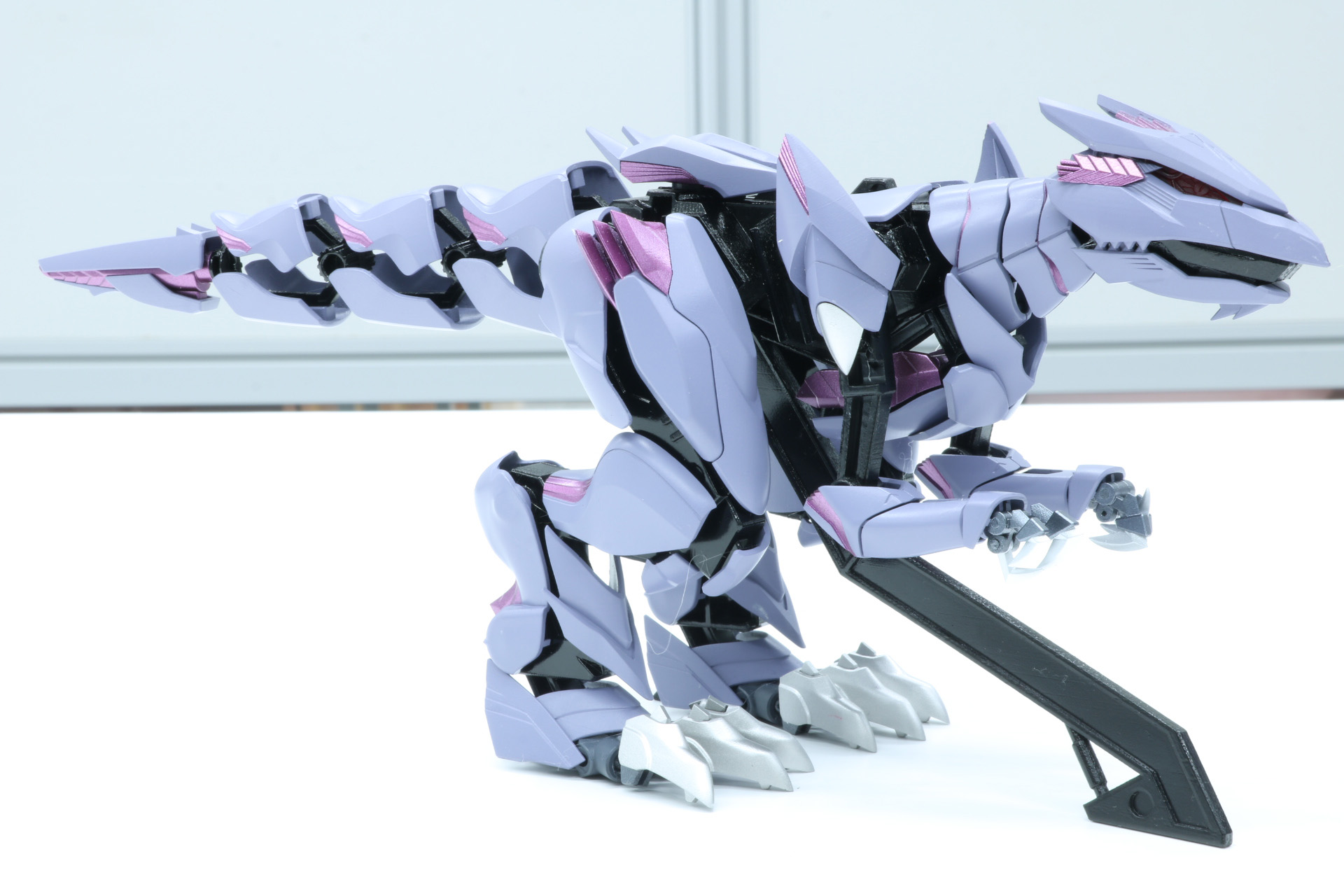 野生体のバーサークフューラー。本商品ではハンガーフレーム（飾り台）によって、パーツディスプレイも可能