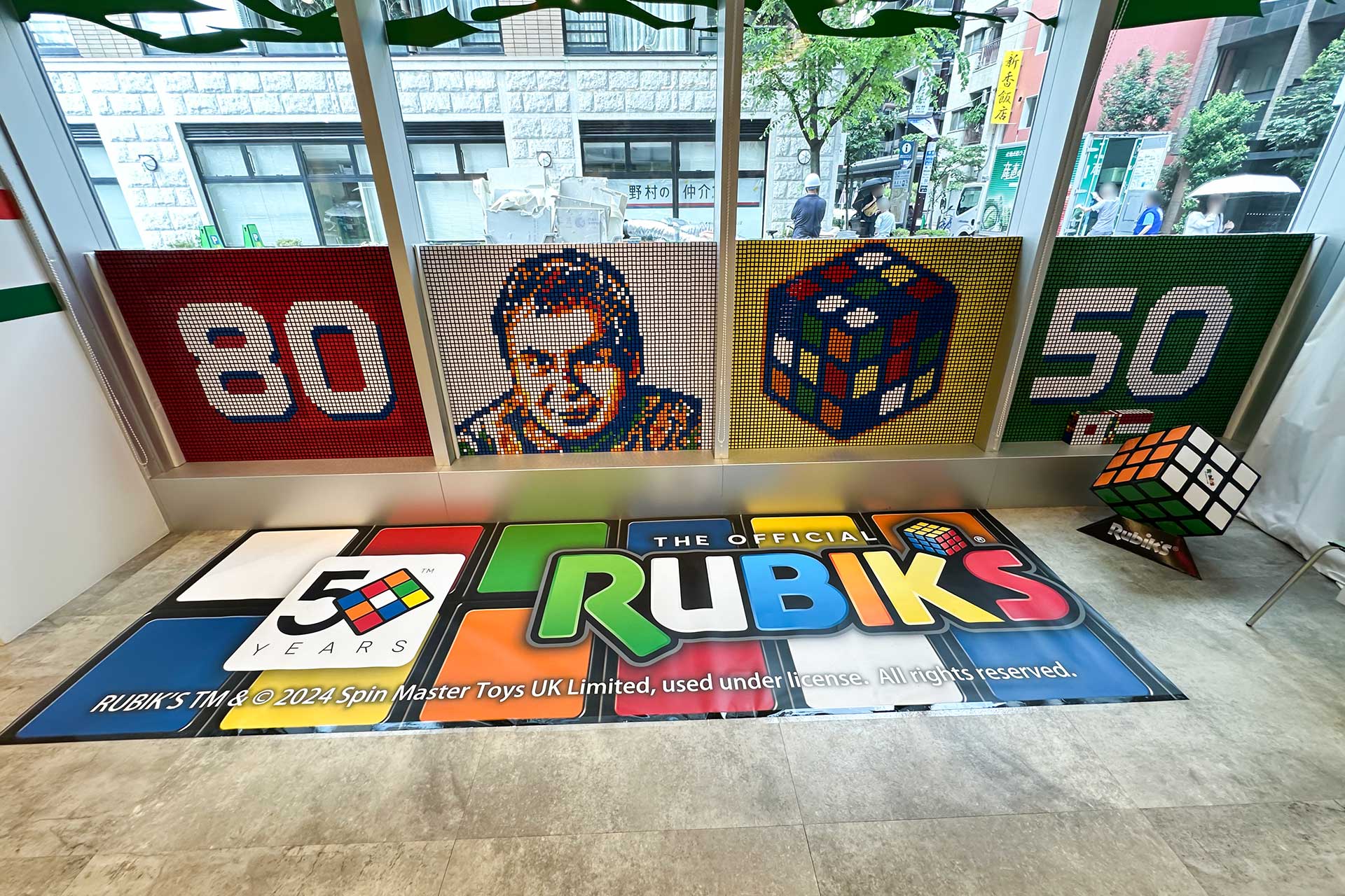 こちらが館内に設置された「ルービックキューブモザイクアート」