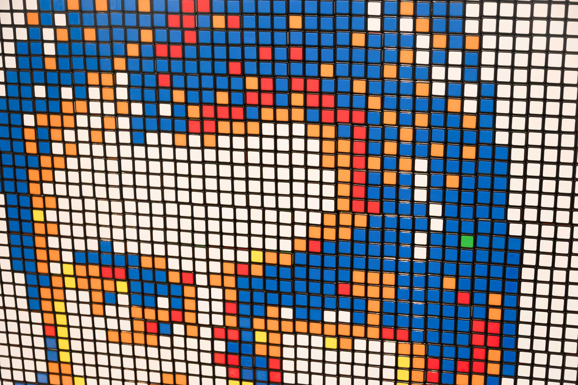 モザイクアートには本物のルービックキューブが使われている