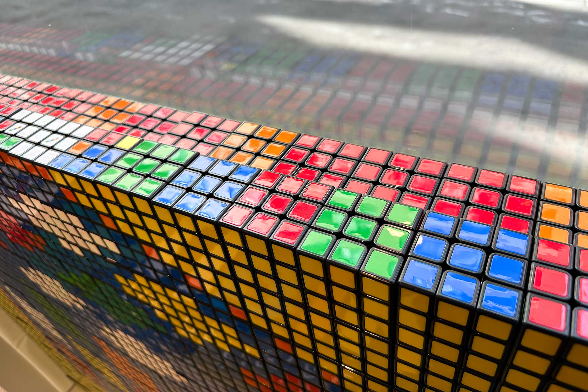 表と内側で異なるモザイクアートにするために、よく見ると2層になっていた