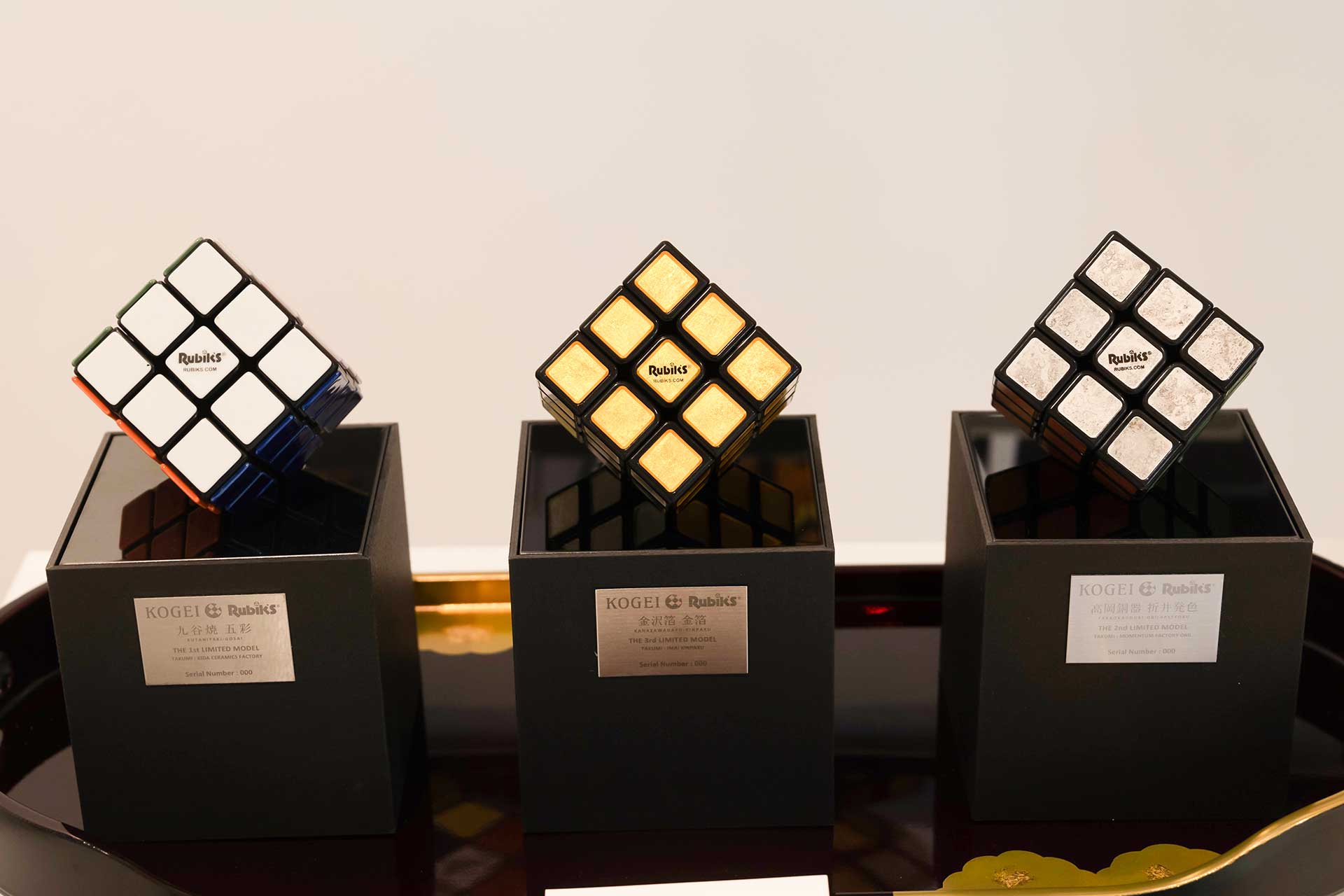 写真左から、「工芸ルービックキューブ 九谷焼 五彩」、「工芸ルービックキューブ 金沢箔 金箔」、「工芸ルービックキューブ 高岡銅器 折井発色」