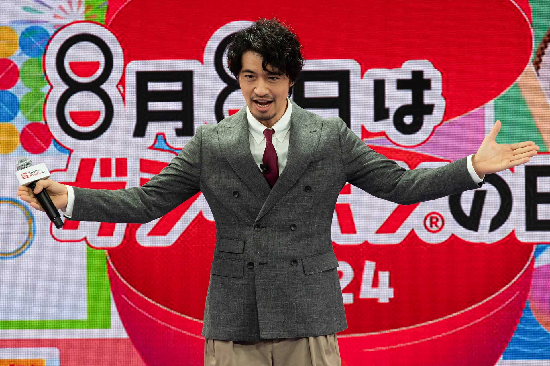 登場するなり、CMシーンの再現をしてほしいという依頼に快く応じる斎藤さん