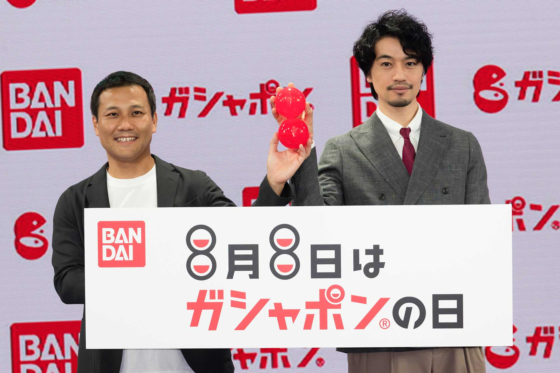 写真左から、バンダイ 執行役員 ベンダー事業部 ゼネラルマネージャーの滝口雄介氏と斎藤工さん