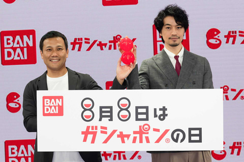 歴代最大サイズの「90mm カプセル」に斎藤工さんが変身!?「8月8日は