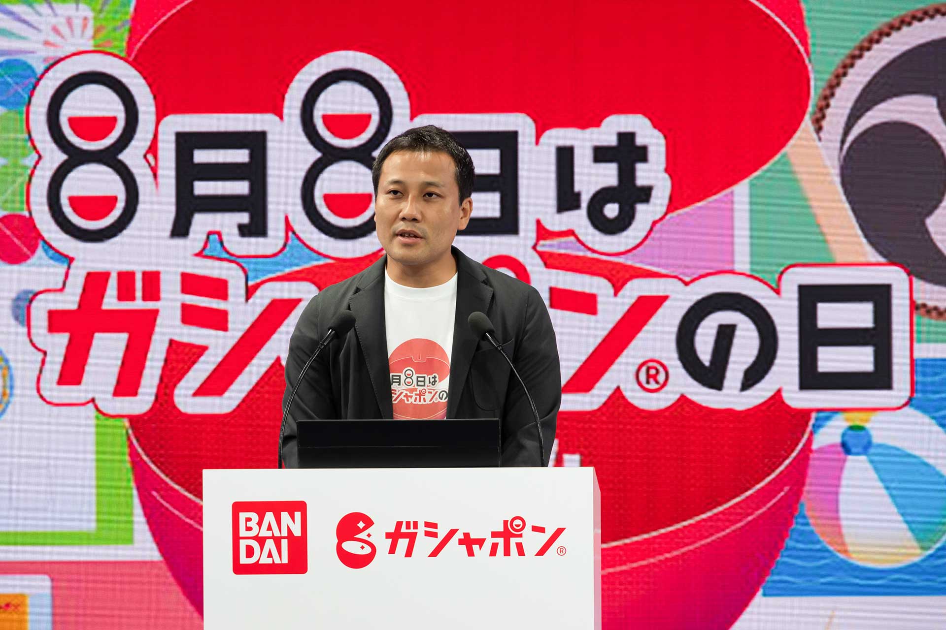 「8月8日はガシャポンの日」と書かれたTシャツを着て登壇した滝口雄介氏
