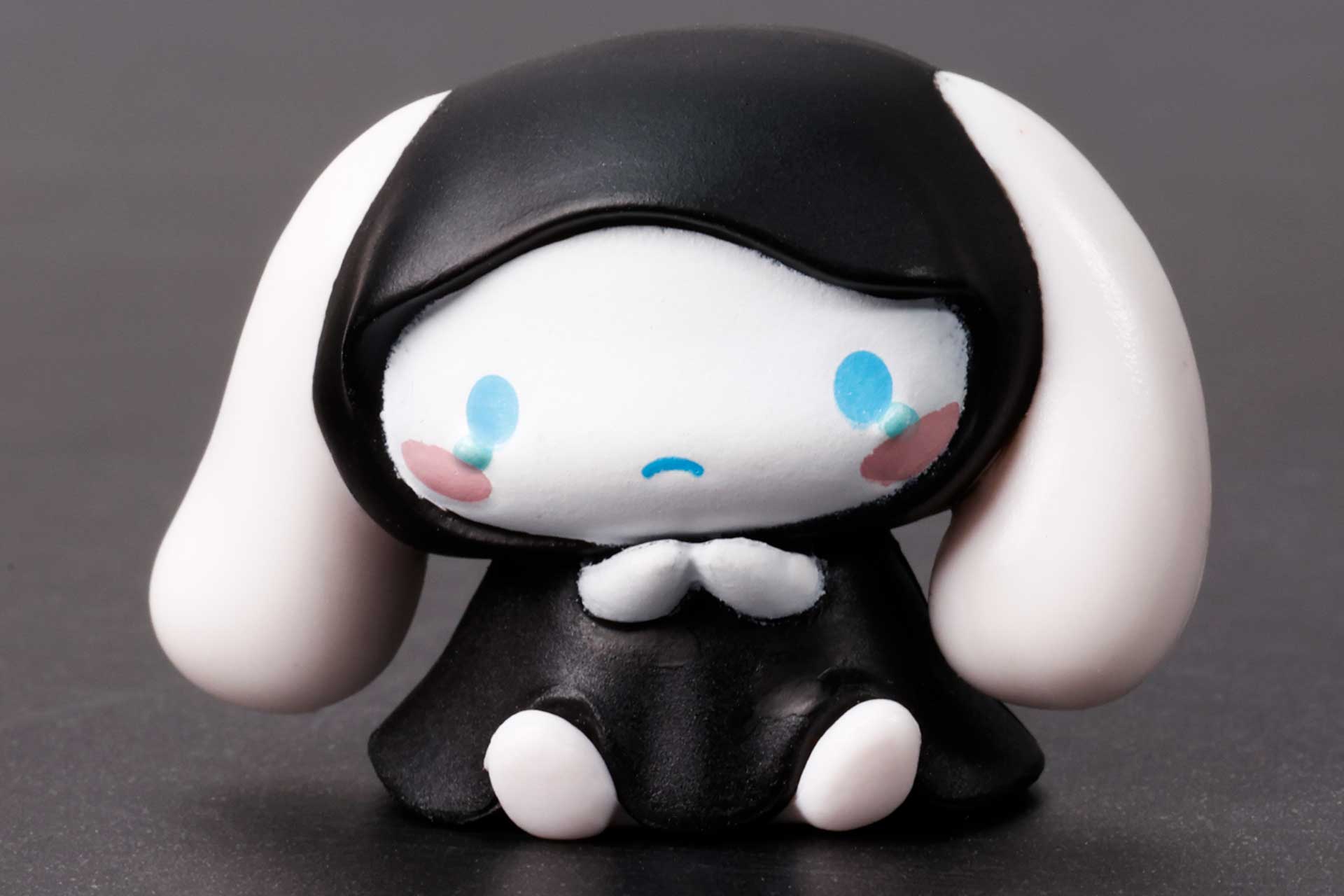 ちょこんと座った姿をしているシナモロール