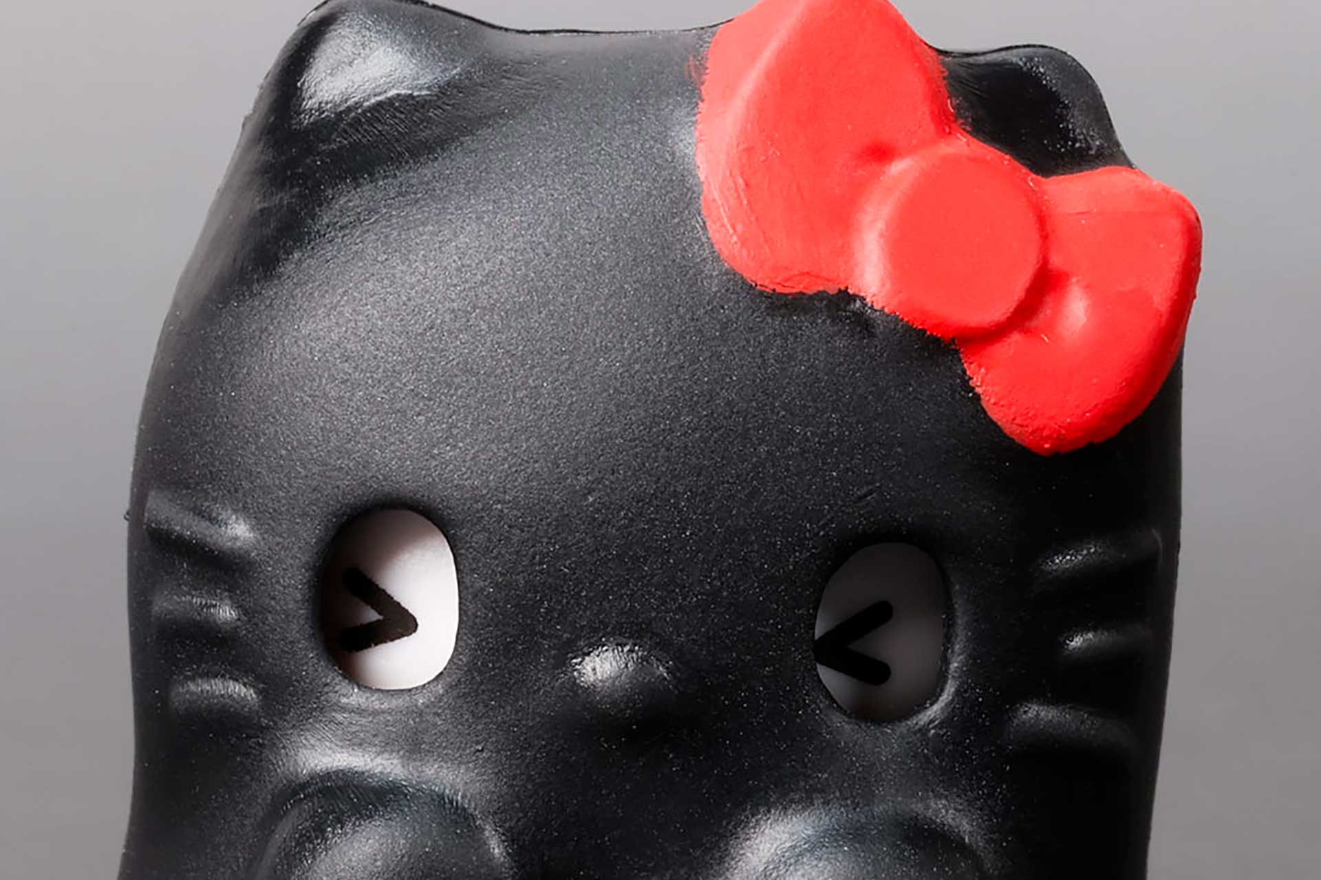 鼻やヒゲはキティらしく造形されている