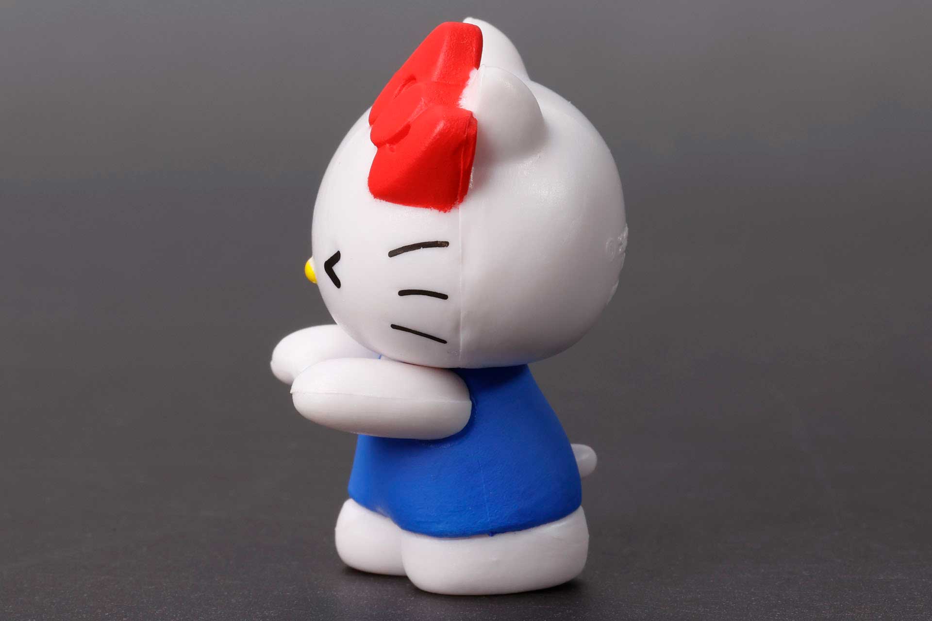 手を前に伸ばした姿のキティ