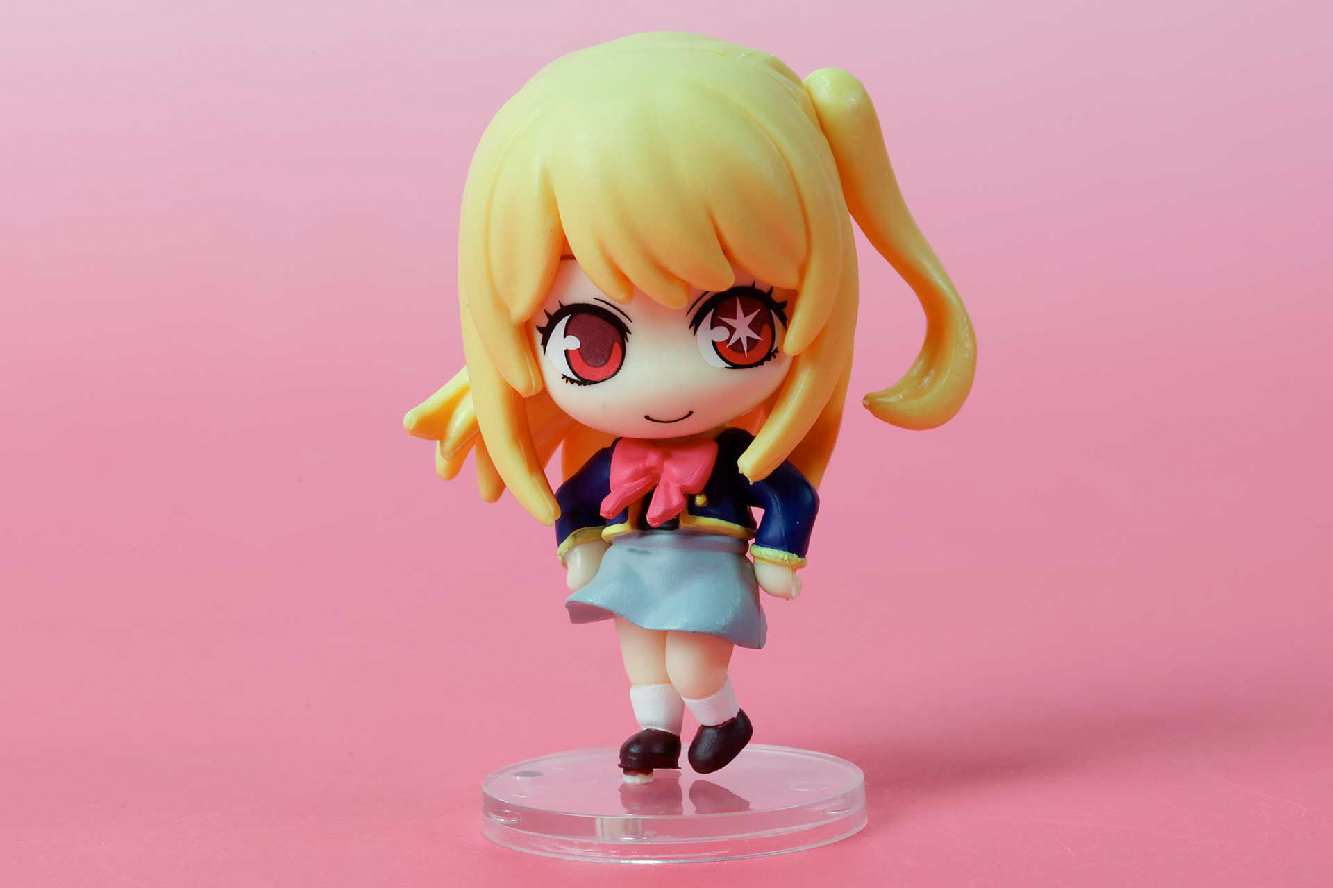 腰に手を当てたポーズもかわいい