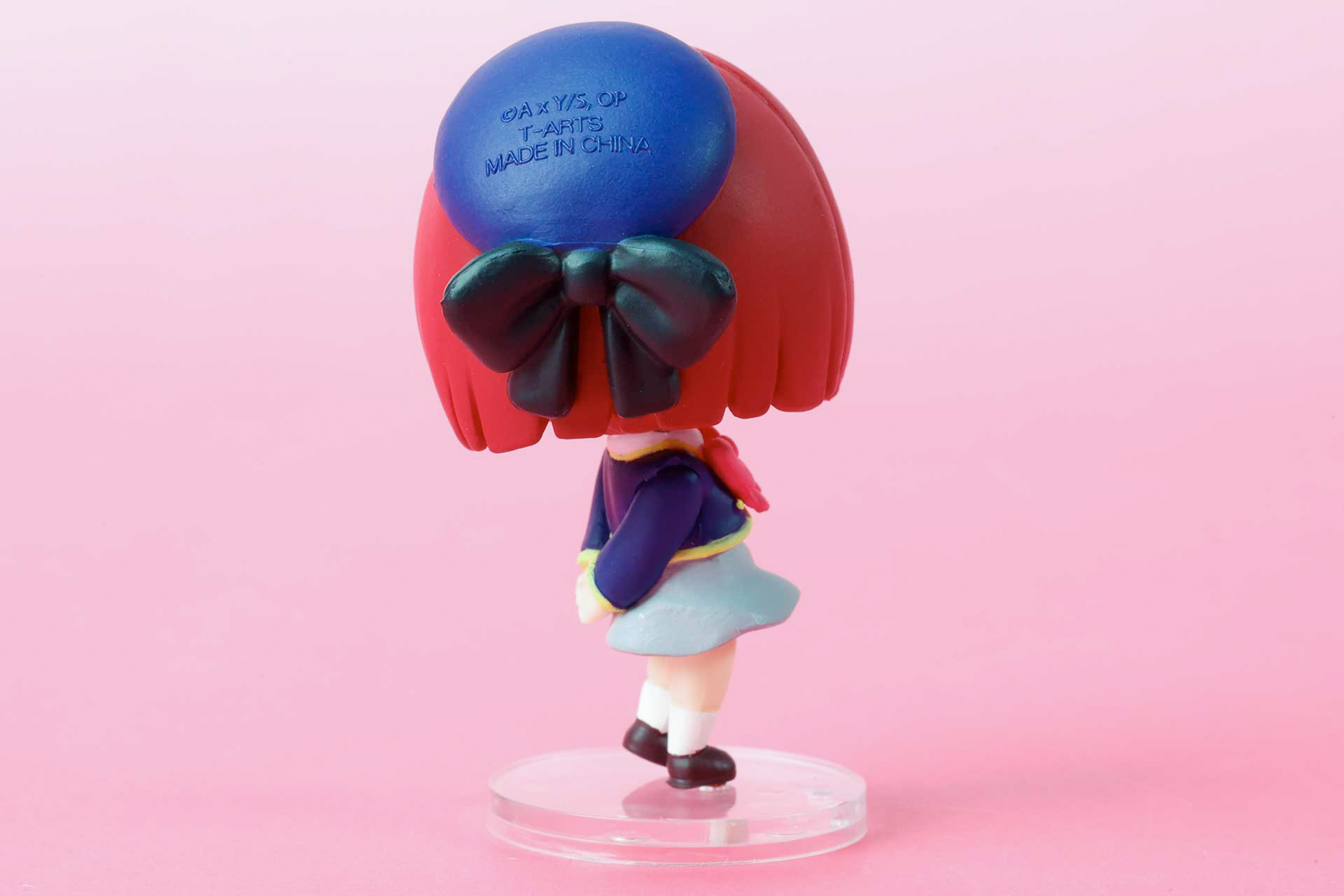 ベレー帽には黒いリボンが付けられている