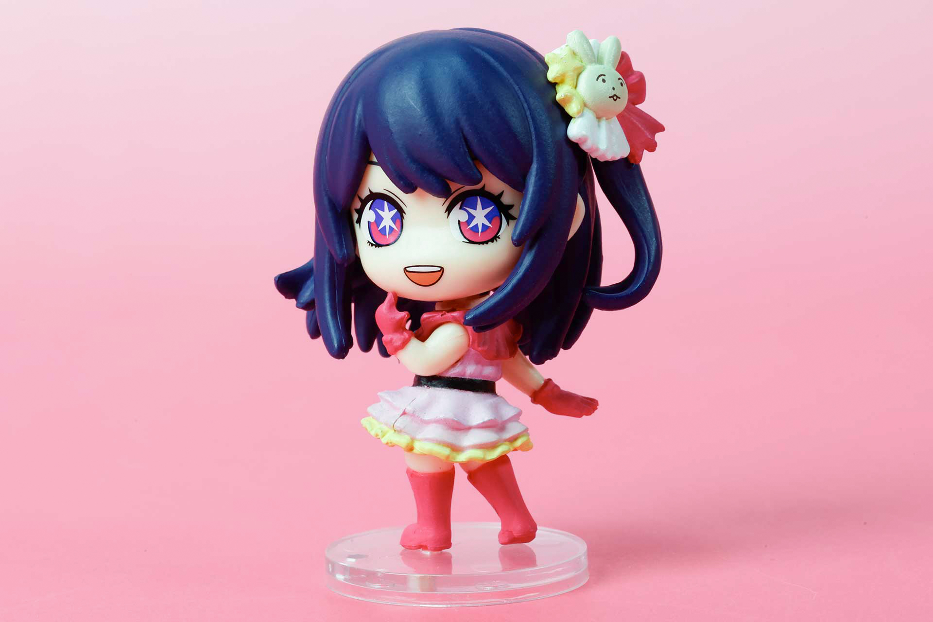 アイドルのお手本のような振り向きポーズだ