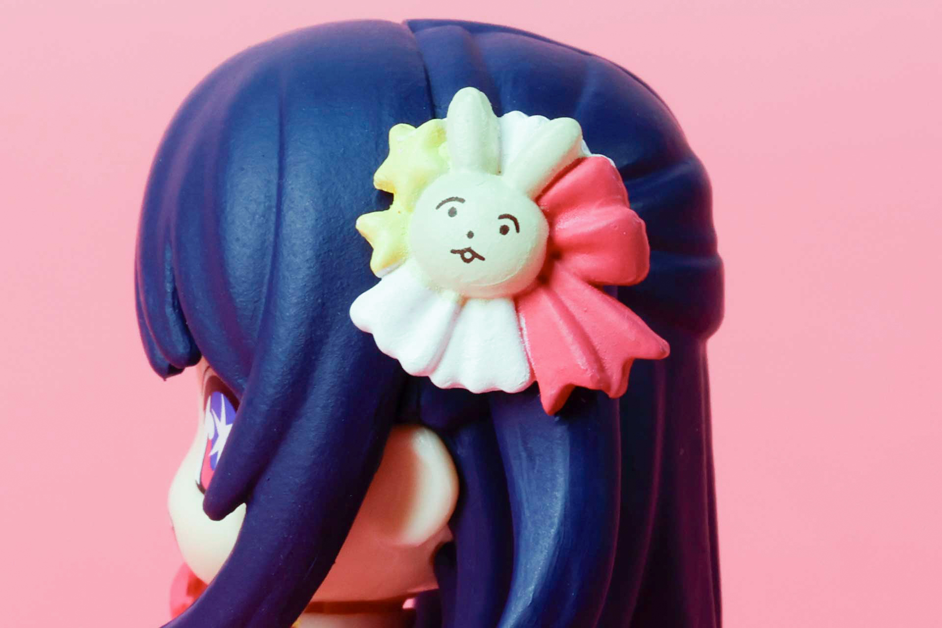 頭にはおなじみのヘアアクセサリーが付けられている