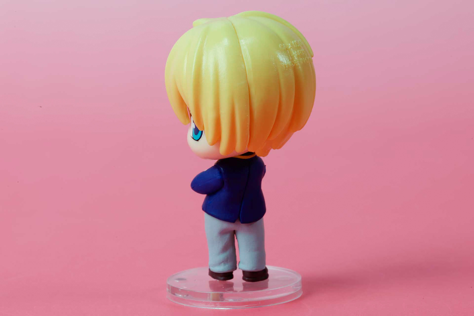 今回はブレザー姿で再現されている