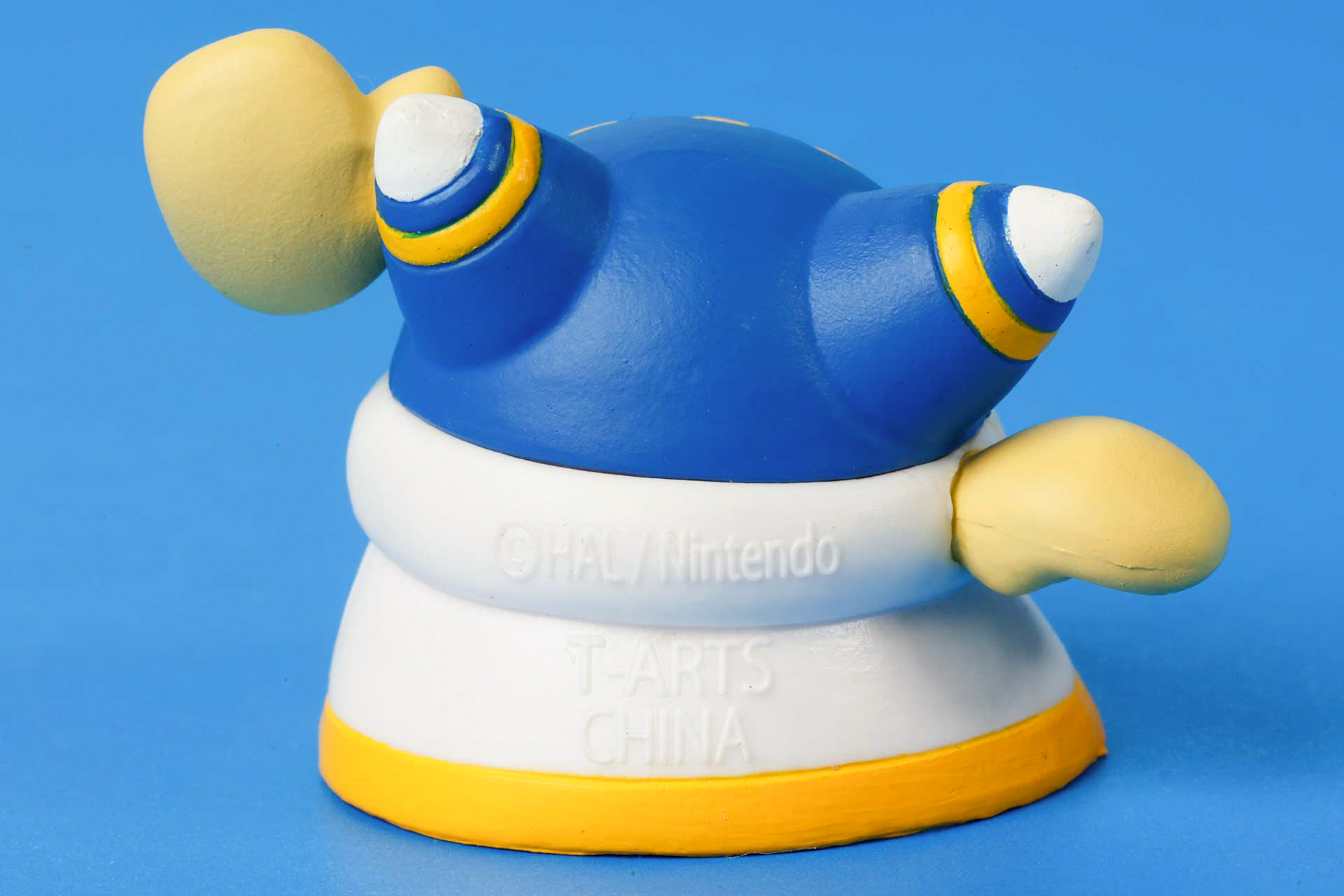 マント部分はフィギュアとして体を支えるのに役立っている