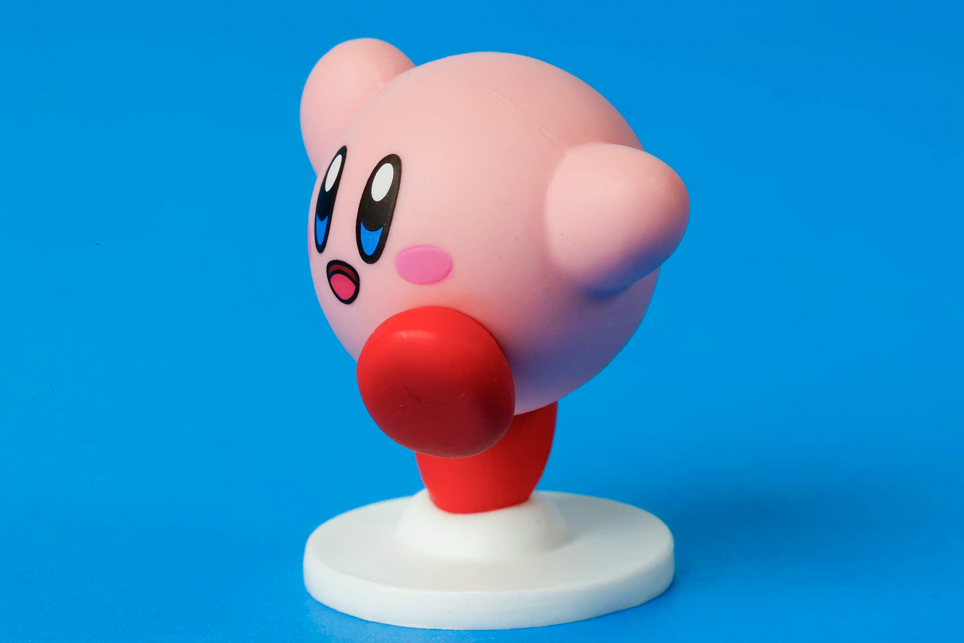 片足を大きく上げたポーズもかわいい